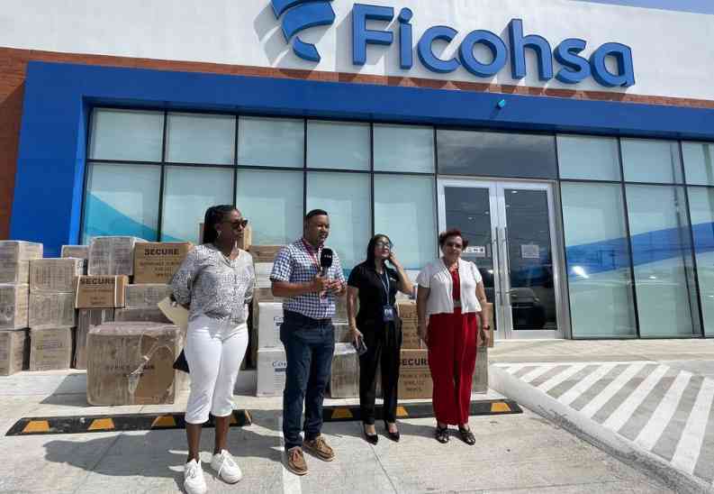Grupo Ficohsa muestra solidaridad al apoyar con suministros médicos al hospital temporal en Roatán